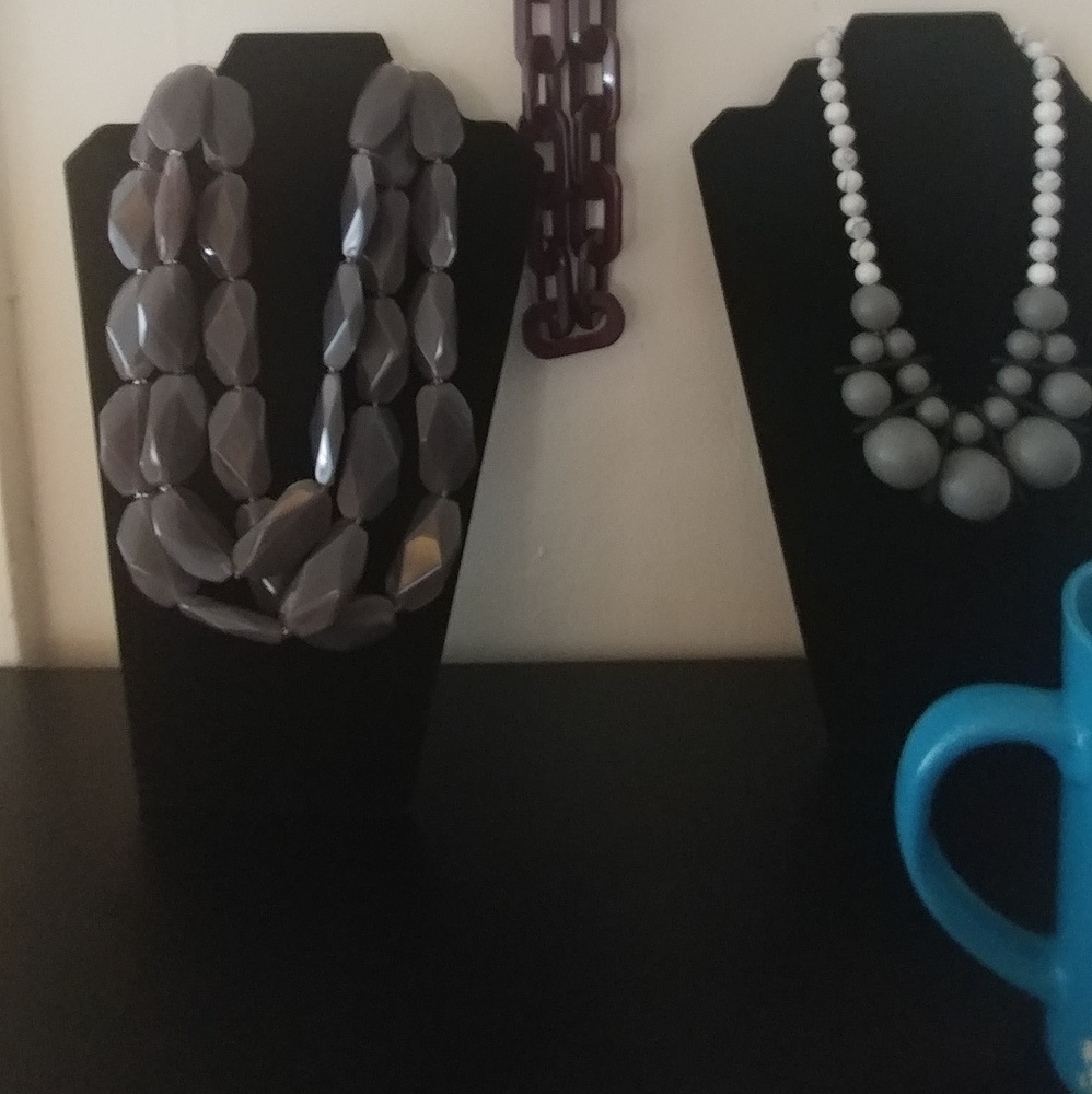 1 piece Gray 3 Layered Jumbo Bead Necklace